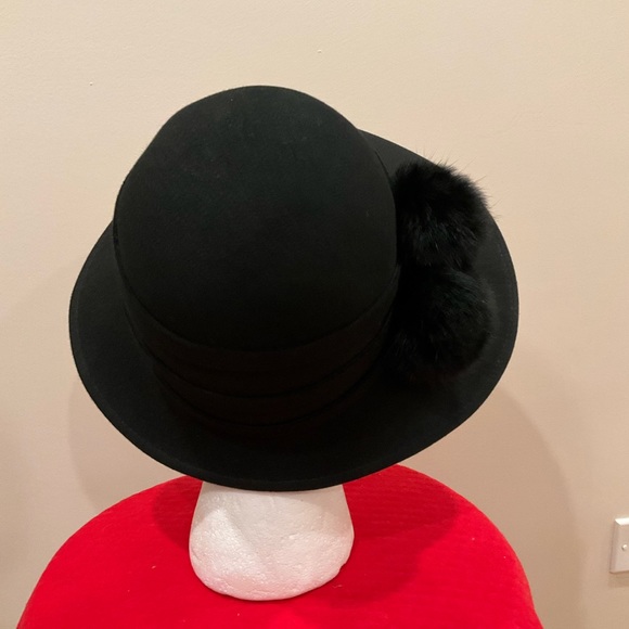 Wool black hat with softs black Pom Pom - Picture 4 of 6